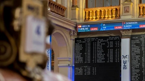 Varios paneles del Ibex 35 en el Palacio de la Bolsa