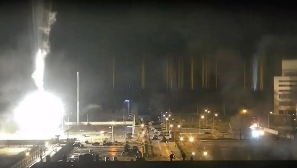 Las cámaras de seguridad de la central de Zapoyiria captura uno de los incendios en la planta tras el ataque ruso