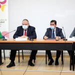 El consejero de Sanidad en funciones, Alejandro Vázquez, preside la firma del convenio de colaboración entre la Fundación Instituto de Estudios de Ciencias de la Salud de Castilla y León (ICSCYL) y Caja Rural de Soria para becar a los MIR