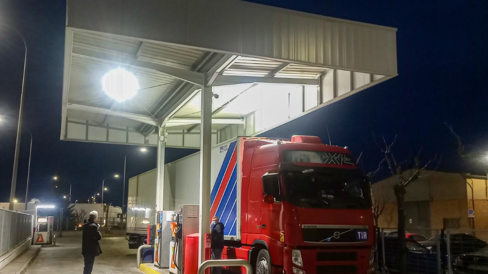 El camión echa combustible en una gasolinera