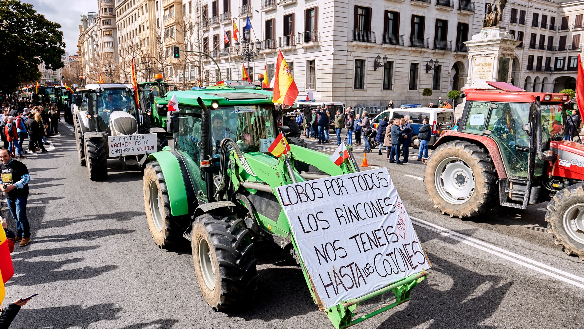 Manifestantes y tractores, con pancartas y banderas de España, en una marcha en Santander