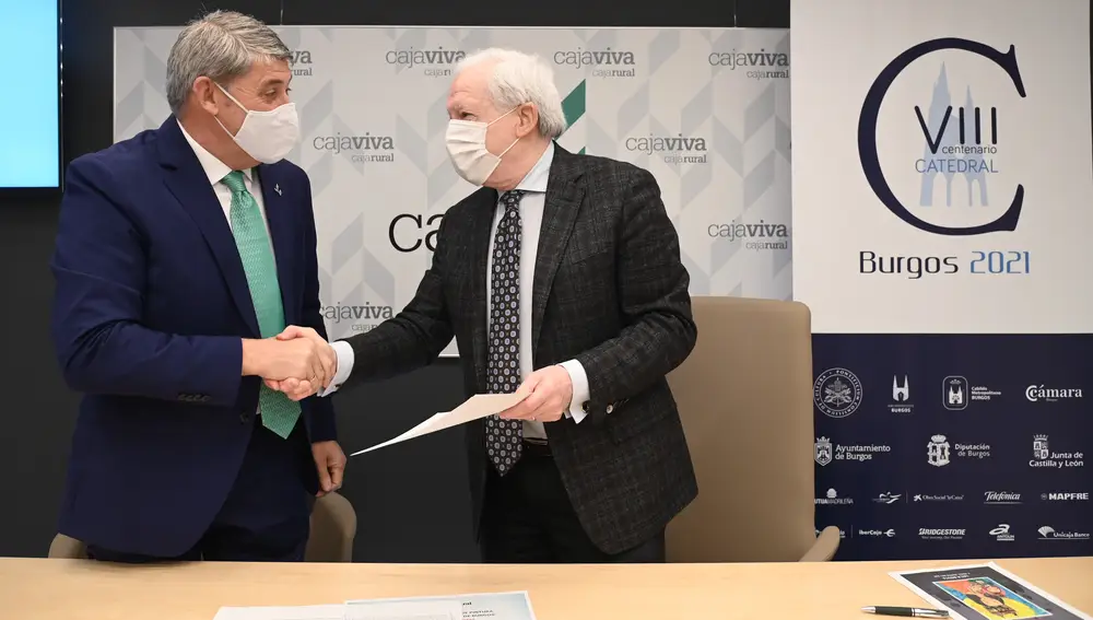 Firma de un acuerdo entre el vicepresidente de la Fundación VIII Centenario de la Catedral, Antonio Méndez Pozo (D), y el presidente de Caja Viva Caja Rural, Jesús María Hontoria (I)
