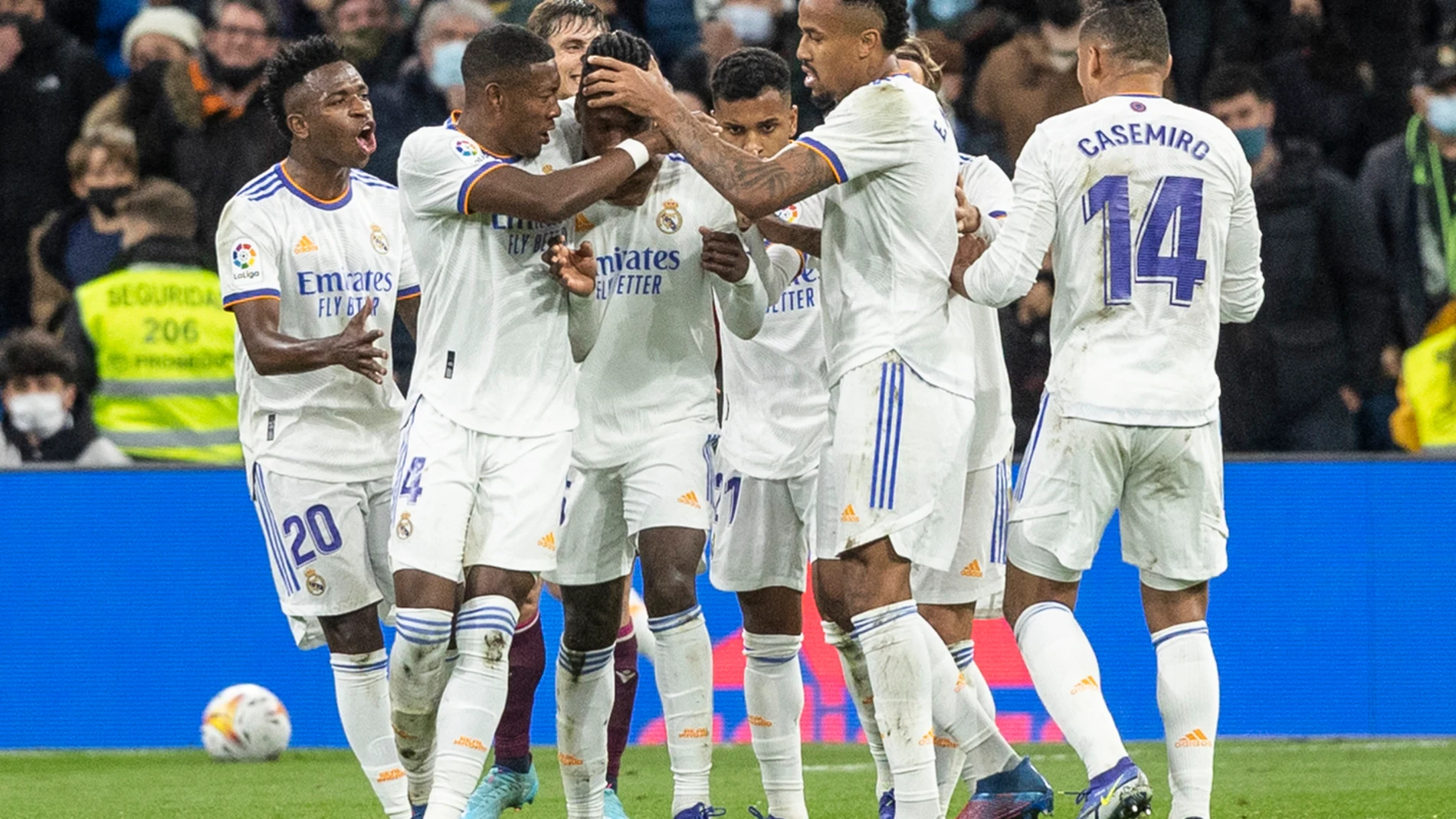 Los jugadores del Real Madrid celebran el gol del empate ante la Real Sociedad