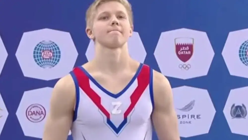 El gimnasta ruso Ivan Kuliak sube a un podio con un símbolo belicista en su pecho