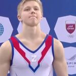 El gimnasta ruso Ivan Kuliak sube a un podio con un símbolo belicista en su pecho