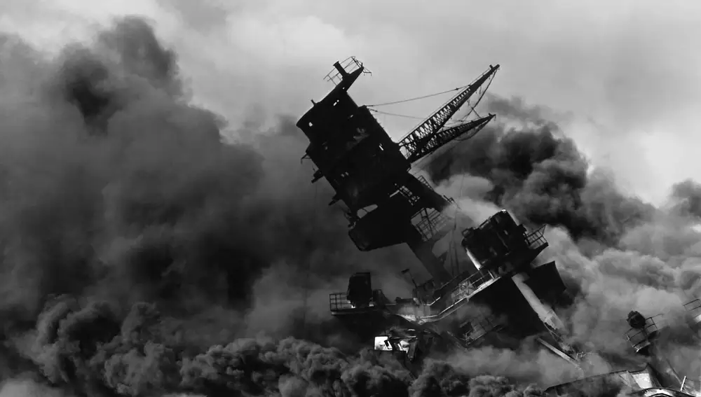 El &quot;USS Arizona&quot; siendo atacado en Pearl Harbor (Hawái)