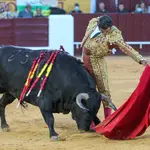 OLIVENZA(BADAJOZ), 05/03/2022.-Morante de la Puebla en la lidia de su segundo toro de la ganadería de Zaluendo, este sábado en la Feria de Olivenza, que celebra su 31 edición tras el parón de los dos años anteriores por la pandemia.- EFE/ Jero Morales
