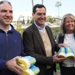 Elías Bendodo, Juanma Moreno y Ángeles Muñoz en un acto en Marbella. PP