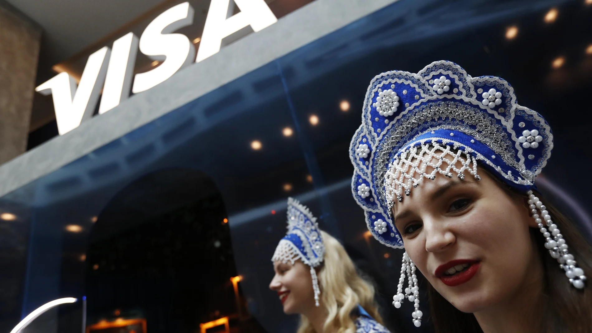 Una joven rusa con un traje tradicional en un stand de Visa en Moscú