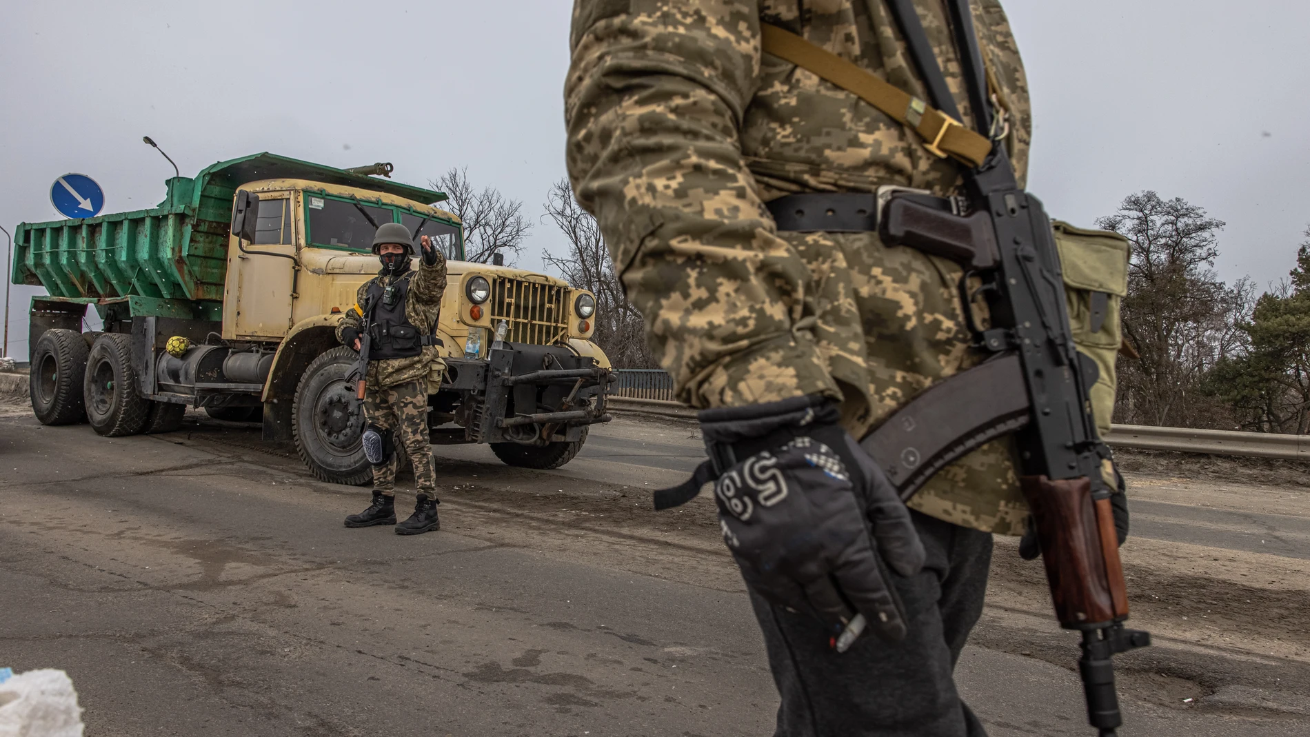 Los miembros de las Fuerzas de Defensa Territorial hacen guardia en un puesto de control, en la parte oriental de la región de Kiev