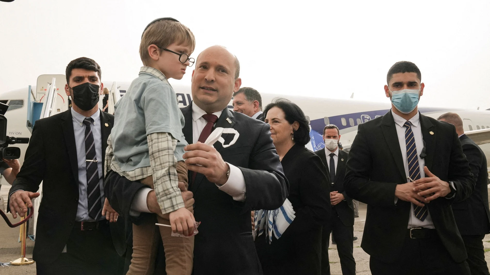 El primer ministro israelí, Naftali Bennett, recibe a un grupo de huérfanos en Yitomir (Ucrania)