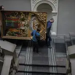Los trabajadores del Museo Nacional Andrey Sheptytsk trasladan la Anunciación a la Santísima Virgen de Bohorodchany en la ciudad de Lviv