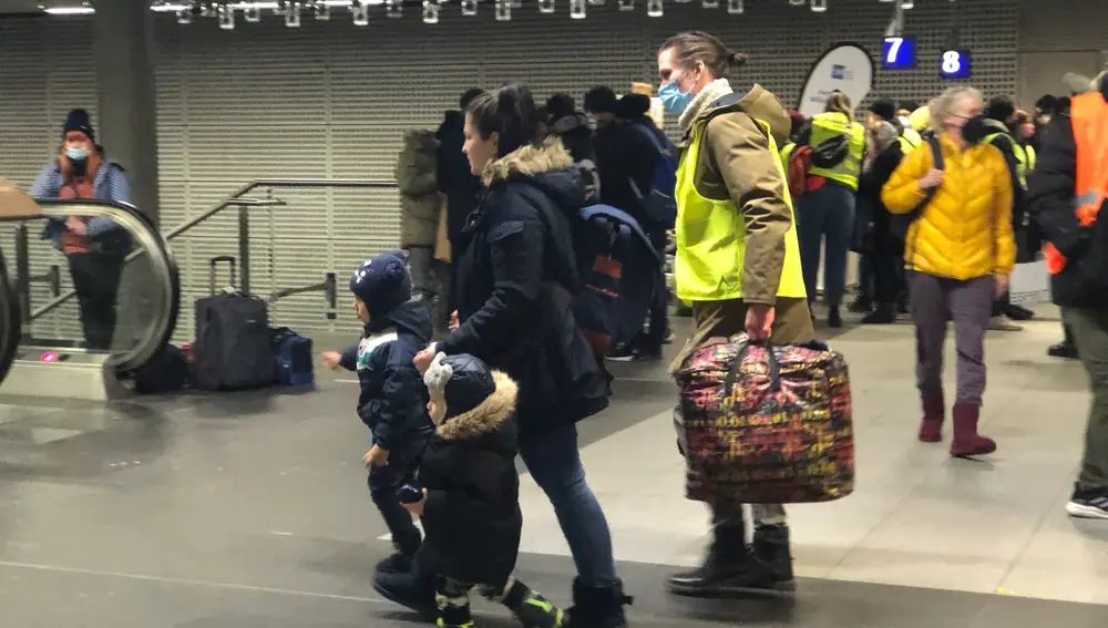 Las familias ucranianas son acompañadas por decenas de voluntarios a su llegada a la estación central de Berlín