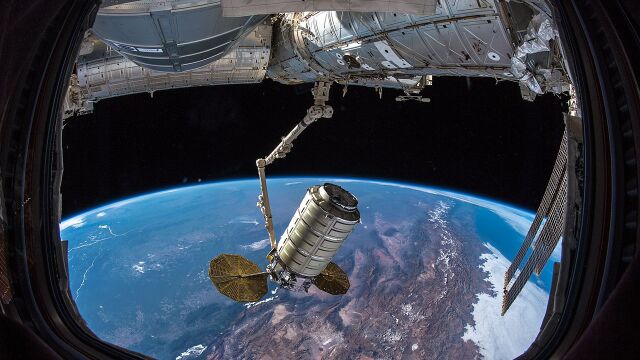 Foto tomada por la astronauta Serena Auñón-Chancellor de la nave Cygnus acoplándose a la Estación Espacial Internacional
