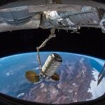 Foto tomada por la astronauta Serena Auñón-Chancellor de la nave Cygnus acoplándose a la Estación Espacial Internacional