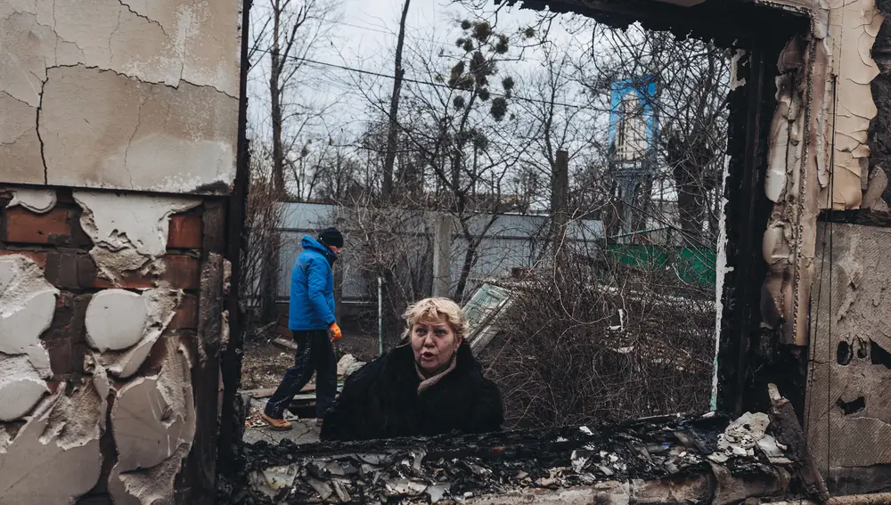 Una mujer frente a su casa destruida por las bombas en Irpin (Ucrania) Diego Herrera / Europa Press 05/03/2022