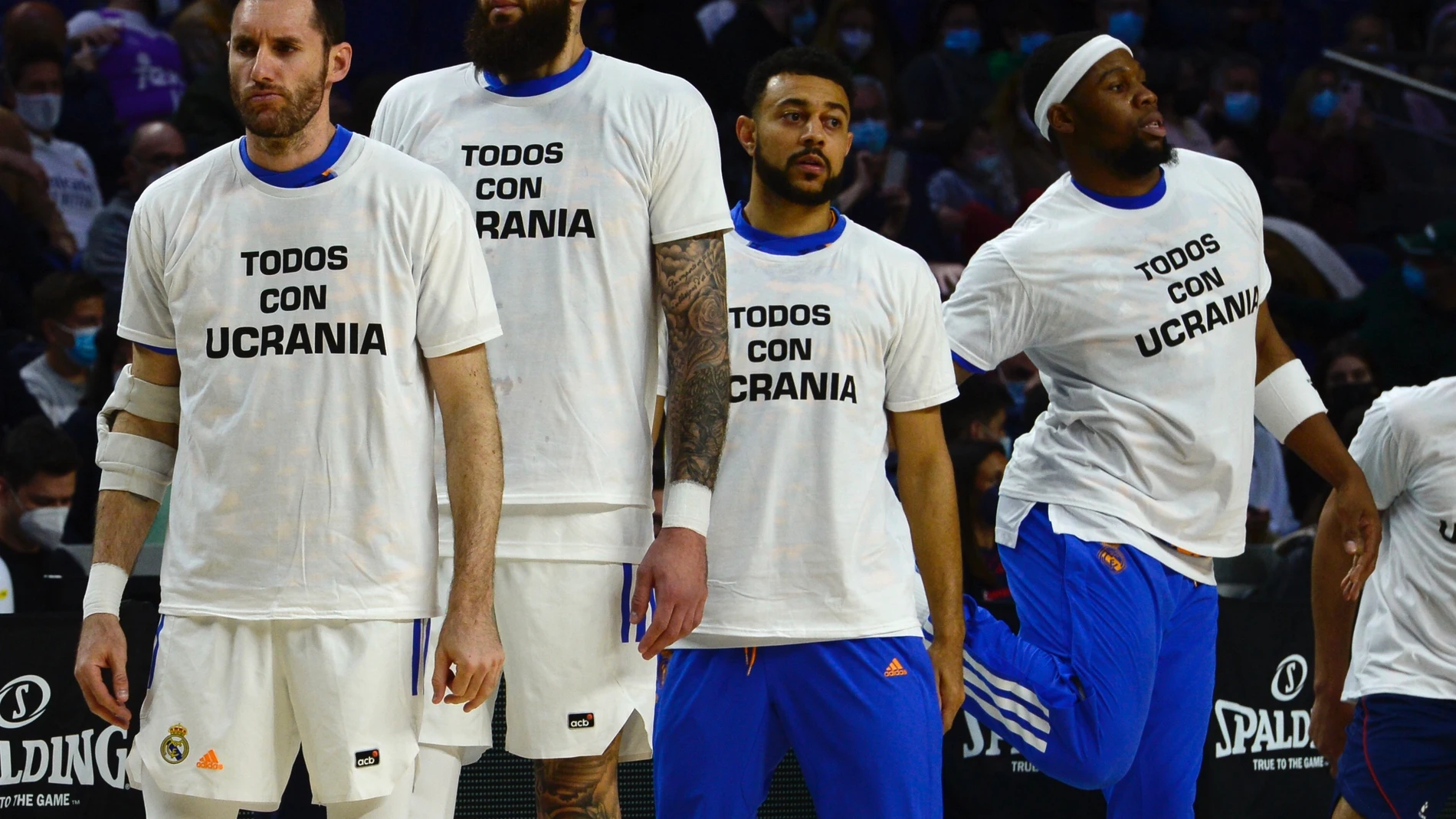 Real Madrid y Bitci Baskonia aparecieron con camisetas con la leyenda "Todos con Ucrania"