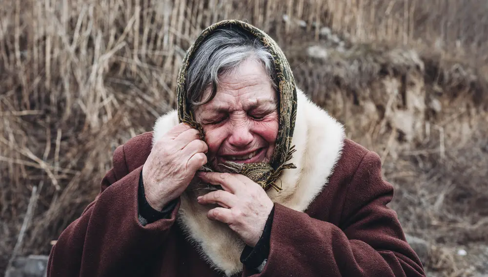 Una mujer llora al escuchar los bombardeos en la localidad ucraniana de Irpin | Fuente: Diego Herrera / Europa Press