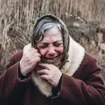 Una mujer llora al escuchar los bombardeos en la localidad ucraniana de Irpin | Fuente: Diego Herrera / Europa Press