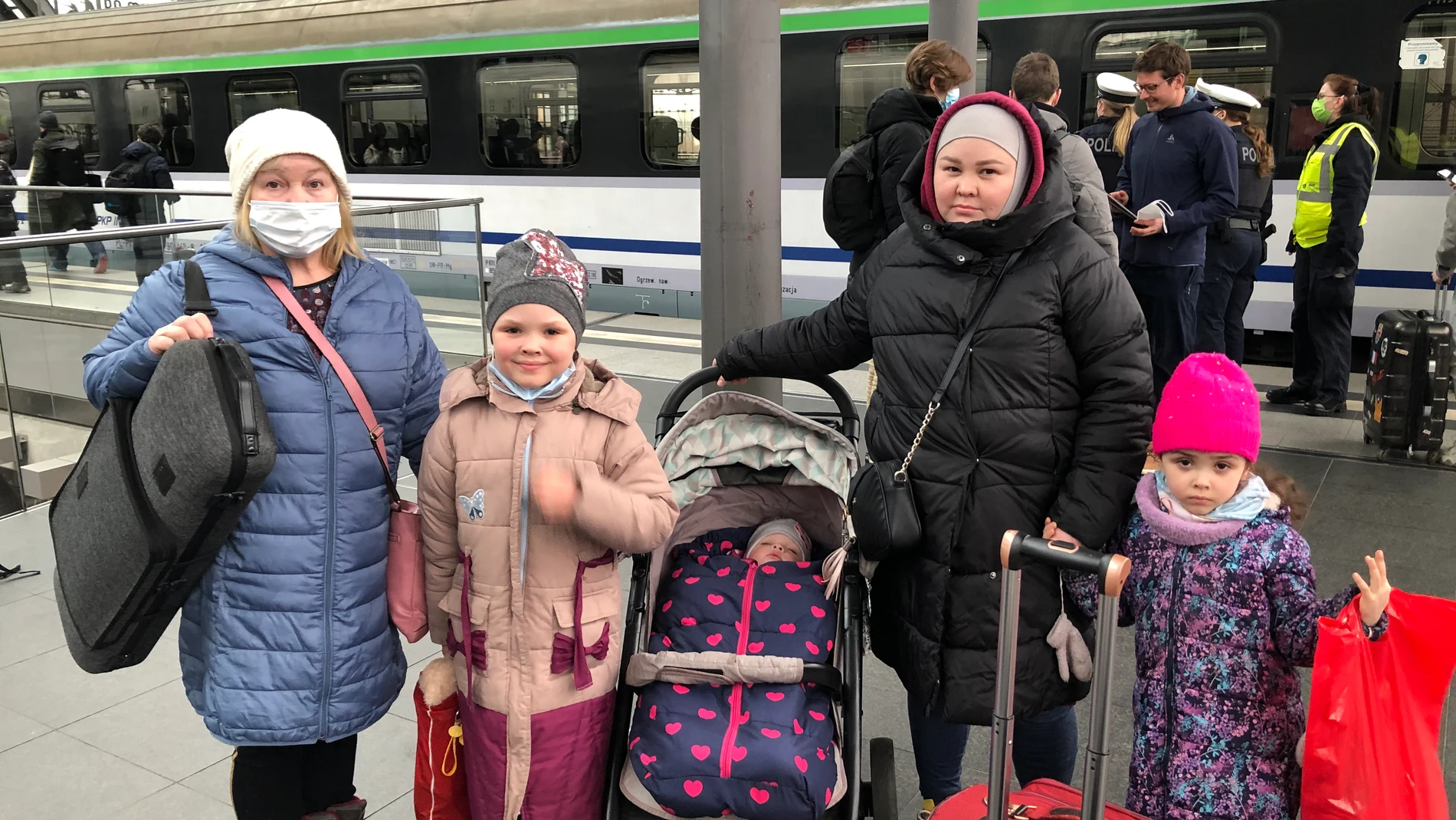 Irina Sivir de Kiev junto a sus hijos y su madre a la llegada el jueves a la estación central de Berlín