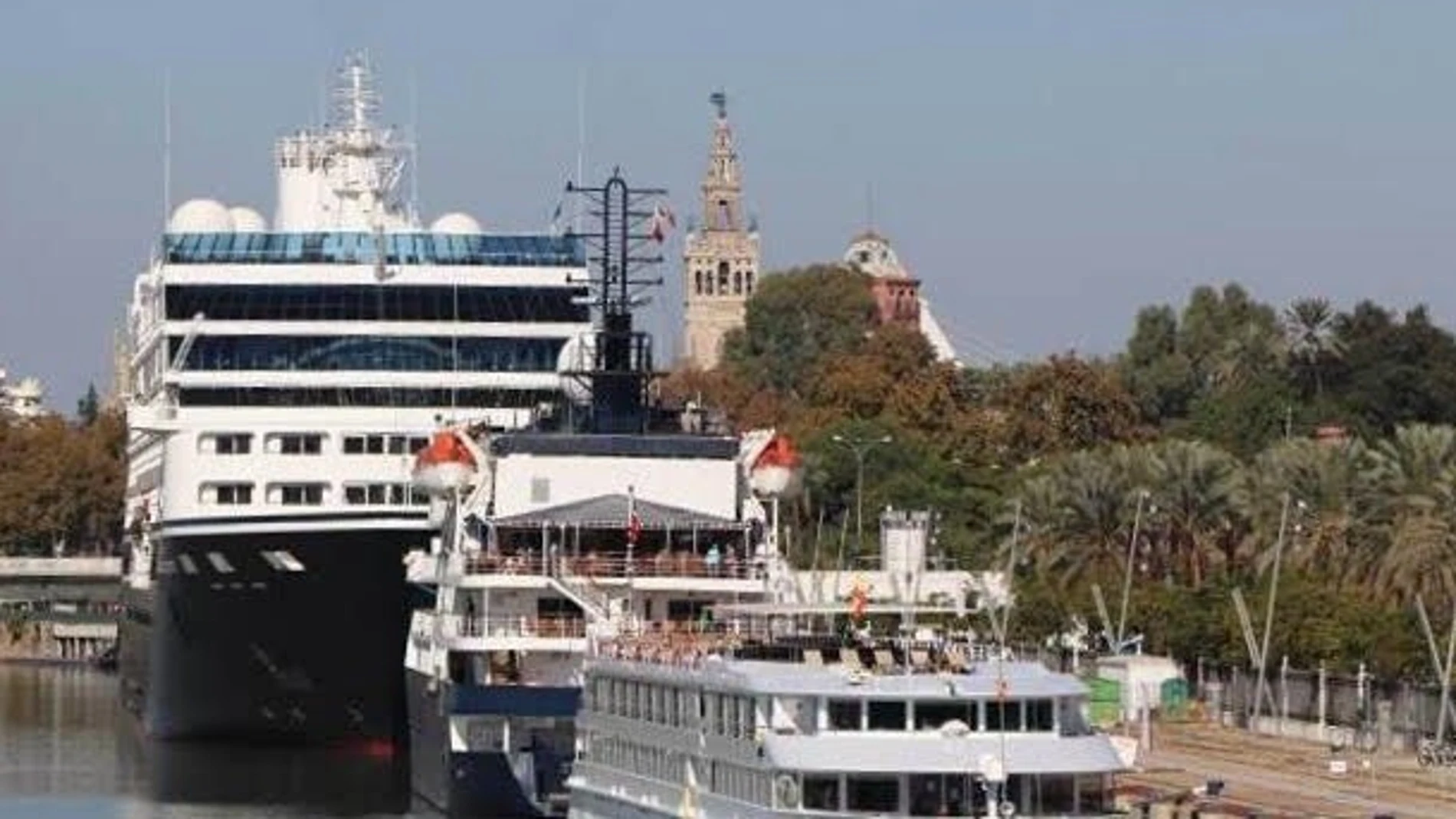 Un crucero en el puerto de Sevilla. AUTORIDAD PORTUARIA DE SEVILLA