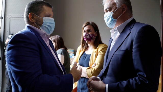 El vicepresidente del Partido Popular Europeo y eurodiputado, Esteban González Pons, y la secretaria general del PP de la Comunitat Valenciana, María José Catalá, junto al presidente de la asociación de Ucrania en la Comunitat Valenciana, Mihail Petrunyak