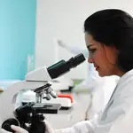 Investigadora en un laboratorio