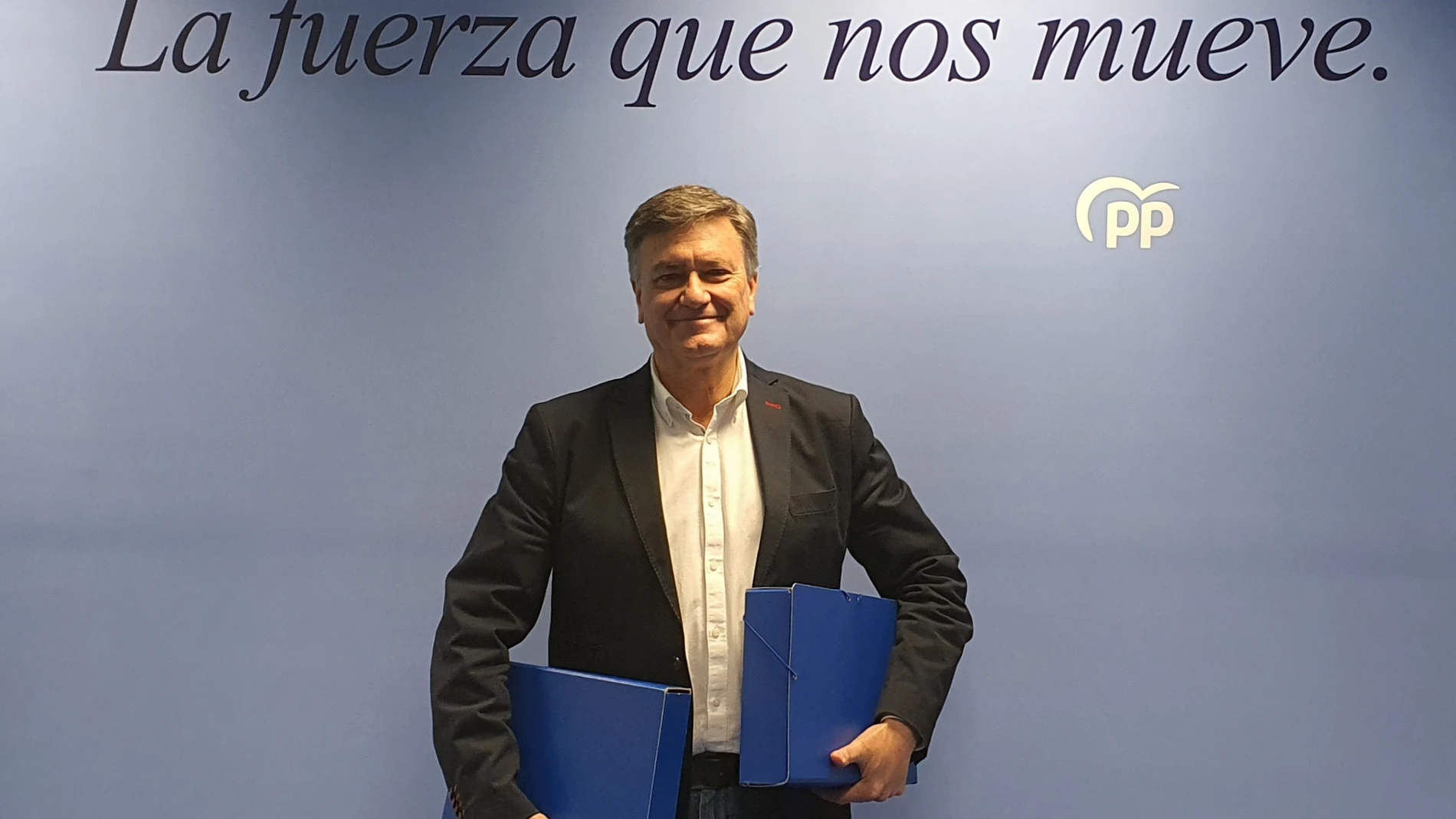 Francisco Vázquez posa con algunos de los avales recibidos para la candidatura de Alberto Núñez Feijóo. PPCYL 07/03/2022