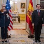 El ministro de Asuntos Exteriores, José Manuel Albares, y la subsecretaria de Estado estadounidense, Wendy Sherman