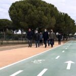 Visita del alcalde de Valladolid, Óscar Puente, al nuevo tramo de carril bici y acera en Puente Duero