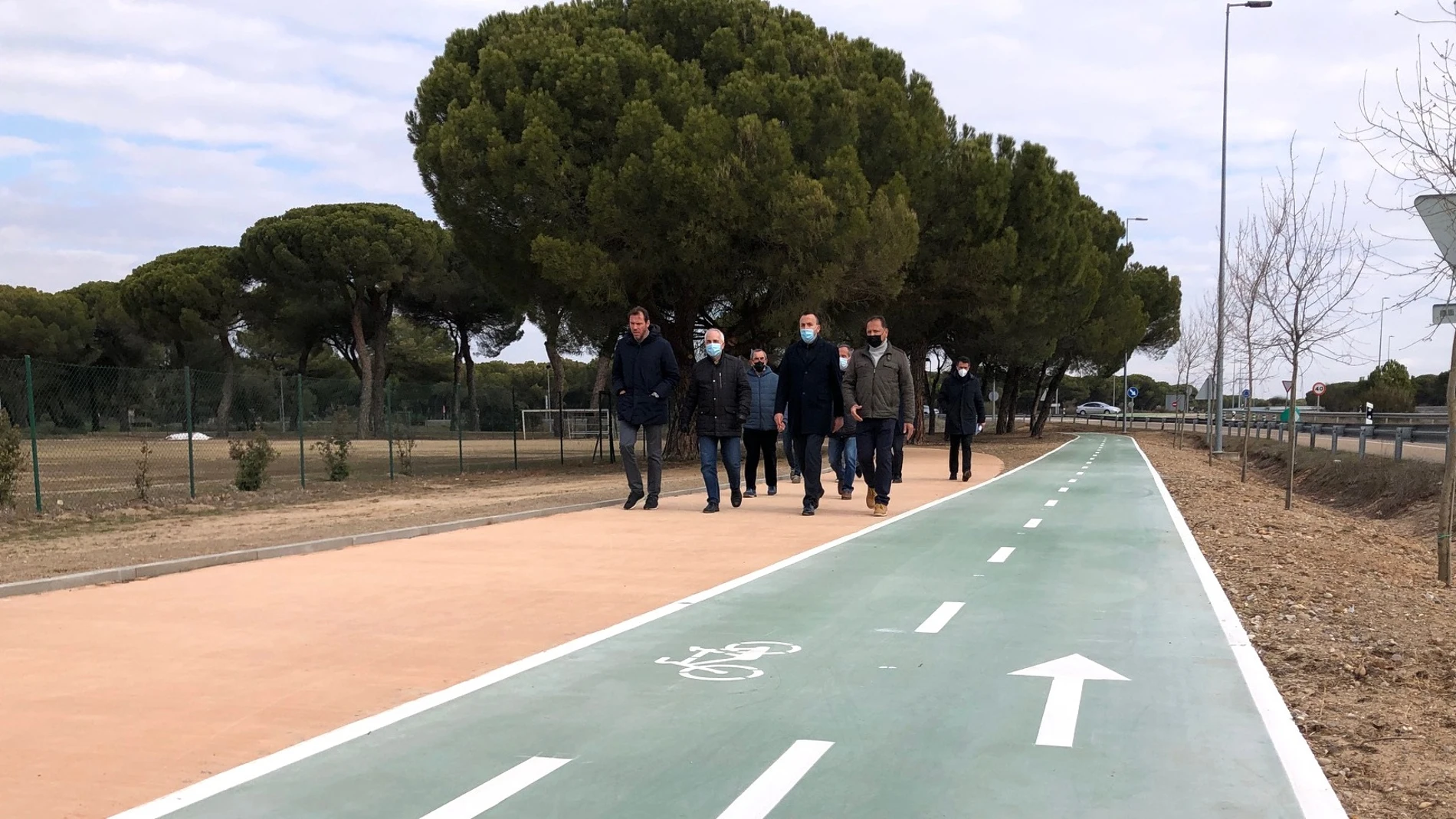 Visita del alcalde de Valladolid, Óscar Puente, al nuevo tramo de carril bici y acera en Puente Duero