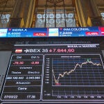 Pantallas muestran la evolución del Ibex 35 este lunes en la Bolsa de Madrid