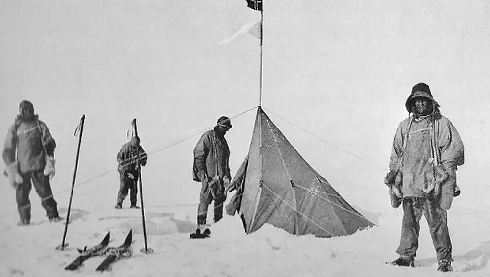 Fotografía de Scott, Oates, Evans y Wilson con la bandera noruega que había colocado la expedición de Amundsen unos días antes | Fuente: Dominio Público