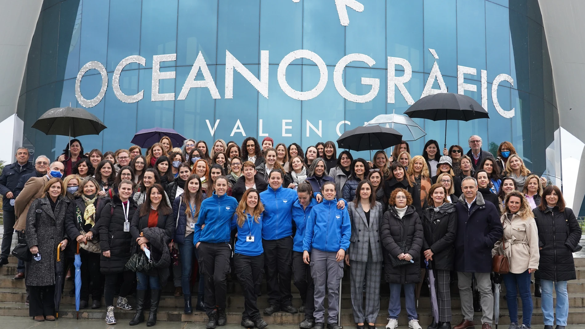 Un total de 140 mujeres han asistido a la inauguración de la exposición fotográfica “Mujeres del Agua: una mirada Global” que ha organizado Global Omnium en el Oceanogràfic de València.