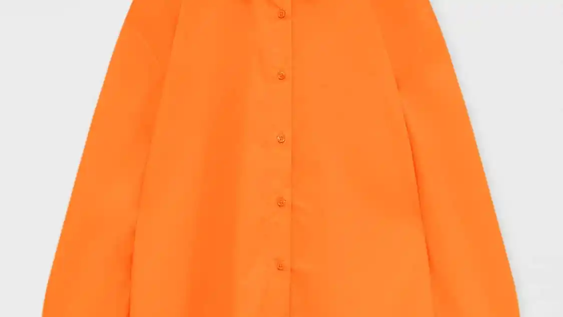 Camisa básica en tono naranja.