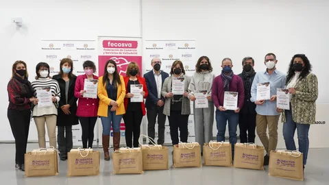 Los vicepresidentes de la Diputación Gema Gómez y Agapito Hernández, y el presidente de Fecosva, Jesús Herreras, entregan los galardones