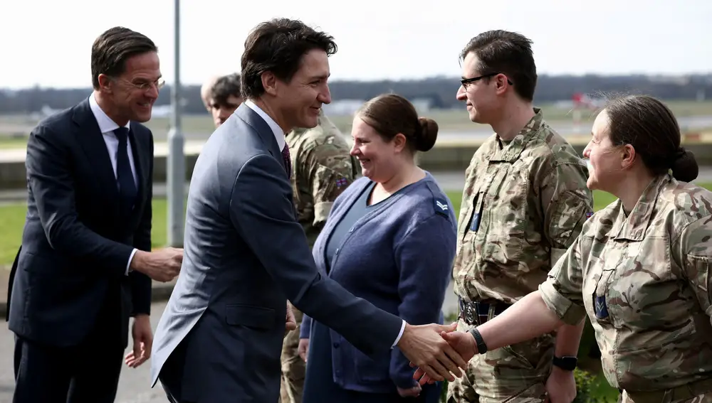 Justin Trudeau y Mark Rutte saludan a varios miembros de la Royal Air Force