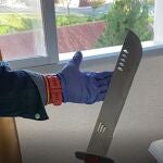 Un machete de grandes dimensiones incautado a un histórico atracador al que se atribuye el robo de 130.000 euros en un banco de la capital POLICÍA NACIONAL MÁLAGA 07/03/2022