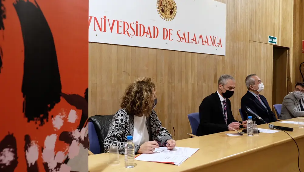 El embajador de Japón en Españaa, Hiramatsu Kenji y el rector de la Universidad de Salamanca, Ricardo Rivero, asisten a la inauguración de la XXI Semana cultural del Japón