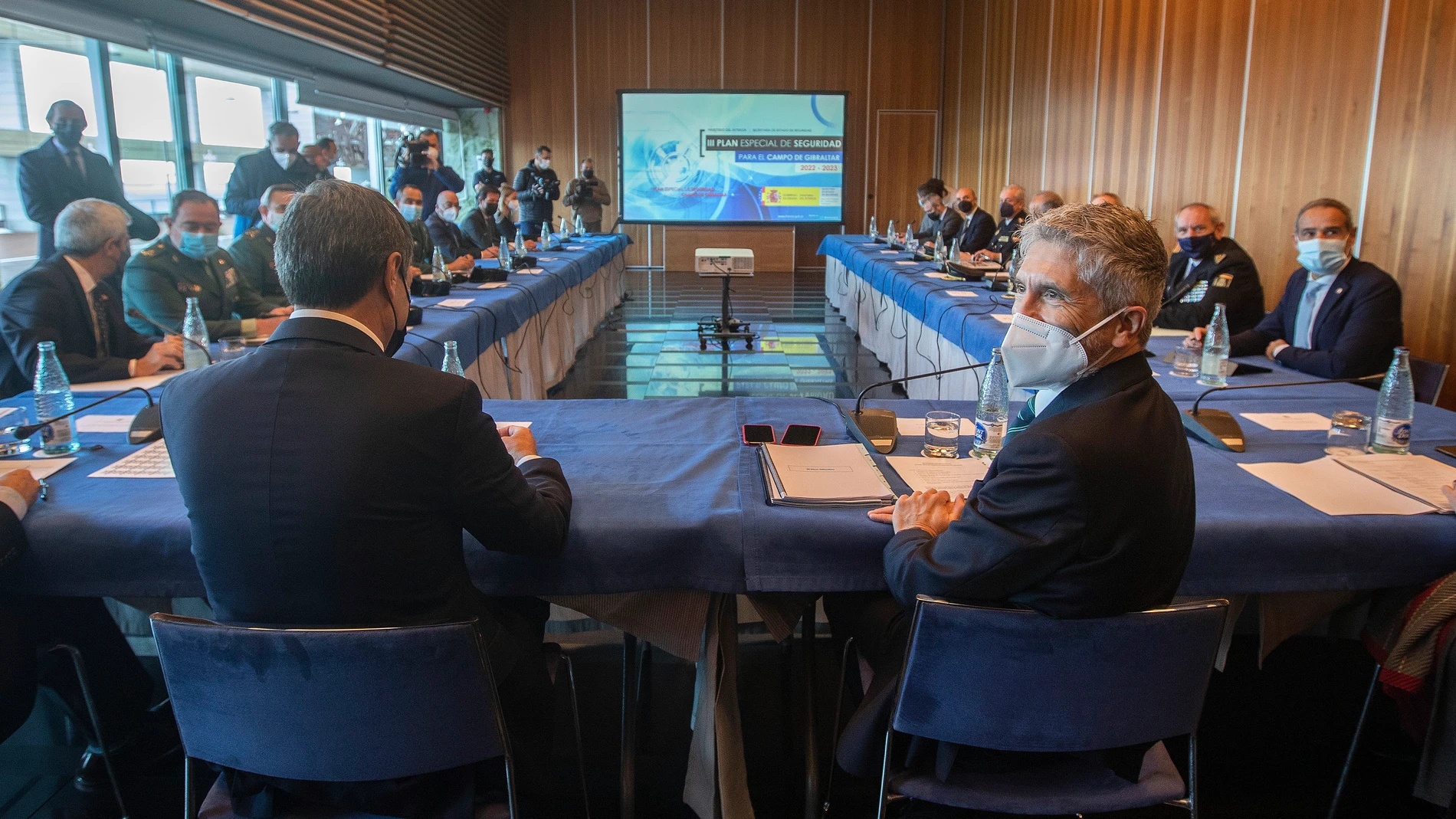El ministro del Interior, Fernando Grande-Marlaska (d), durante la reunión en Cádiz donde ha presentado una nueva ampliación del Plan Especial de Seguridad para el Campo de Gibraltar para los años 2022 y 2023. EFE/Román Ríos