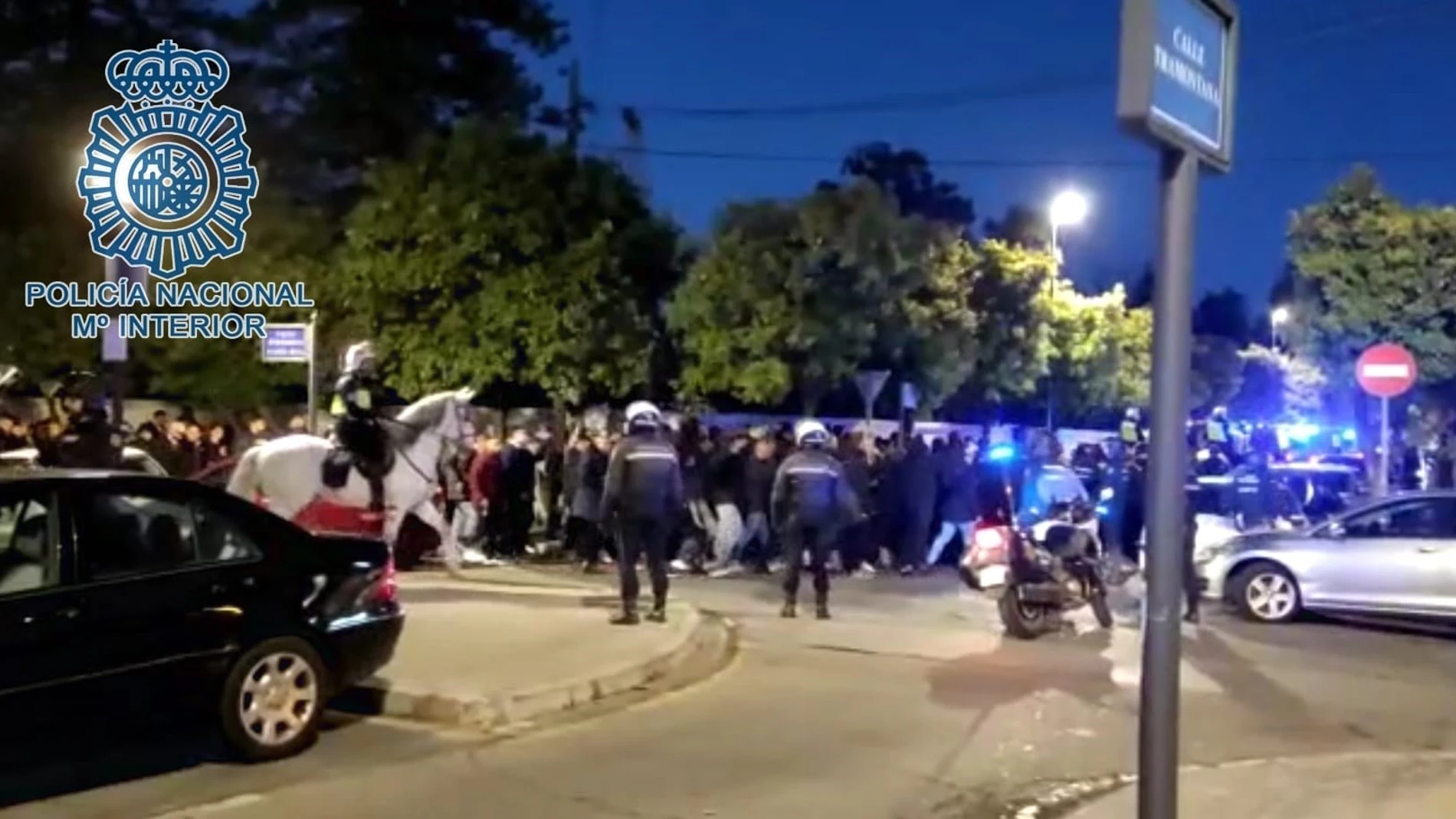 Despliegue de la Policía Nacional en Sevilla antes de un partido del Betis