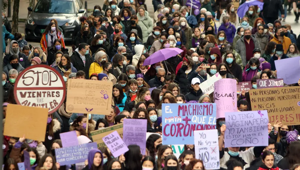 PONFERRADA, 08/03/2022.- Cientos de mujeres participan este martes en una marcha con motivo del Día Internacional del Día de la Mujer en Ponferrada. EFE/ Ana F. Barredo