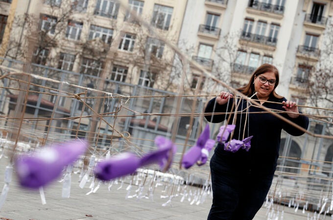 Ruido y color violeta en la mascletà para homenajear a las mujeres y a la lucha contra la violencia de género