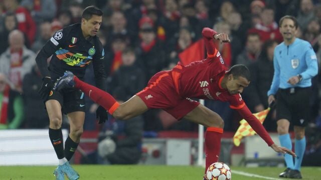 Alexis Sánchez trata de quitar el balón a Matip en el Liverpool - Inter