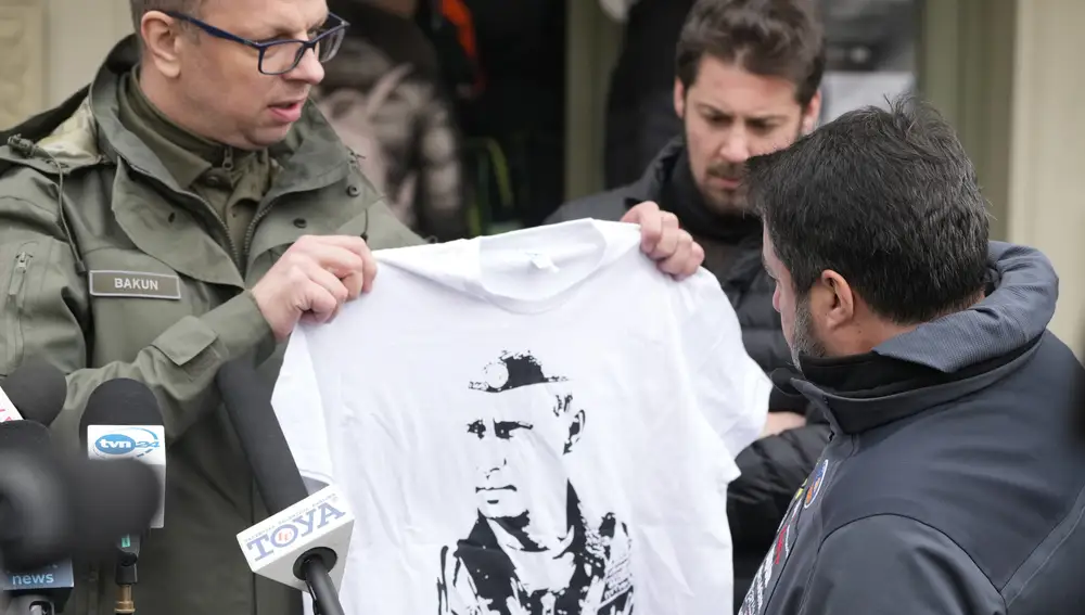 El alcalde de Przemysl, Wojciech Bakun, a la izquierda, sostiene una camiseta con la imagen del presidente ruso Vladimir Putin como la que solía vestir orgulloso Matteo Salvini