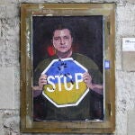 Obra del artista urbano Tvboy en la que aparece el presidente de Ucrania Volodimir Zelenski con una señal de STOP con los colores de la bandera ucraniana que ha aparecido en el centro de Barcelona | Fuente: EFE/Andreu Dalmau