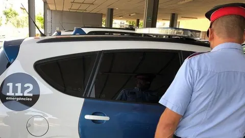 El coche policial, con los detenidos