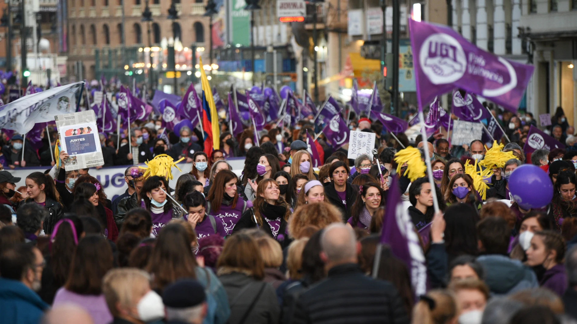 Un grupo de mujeres sostiene pancartas en una manifestación por el 8M, Día Internacional de la Mujer, a 8 de marzo de 2022, en Valencia, Comunidad Valenciana (España). Como cada año, las calles de Valencia se llenan de personas que quieren celebrar el 8 de marzo, Día Internacional de la Mujer, declarado así por las Naciones Unidas en 1975. Un día utilizado a nivel internacional para dar voz y visibilidad a las mujeres y cuya fecha fue elegida para conmemorar la muerte de 146 mujeres trabajadoras, en un incendio en una fábrica textil de Nueva York en 1857. 08 MARZO 2022;VALENCIA;8M;DÍA INTERNACIONAL DE LA MUJER Jorge Gil / Europa Press 08/03/2022