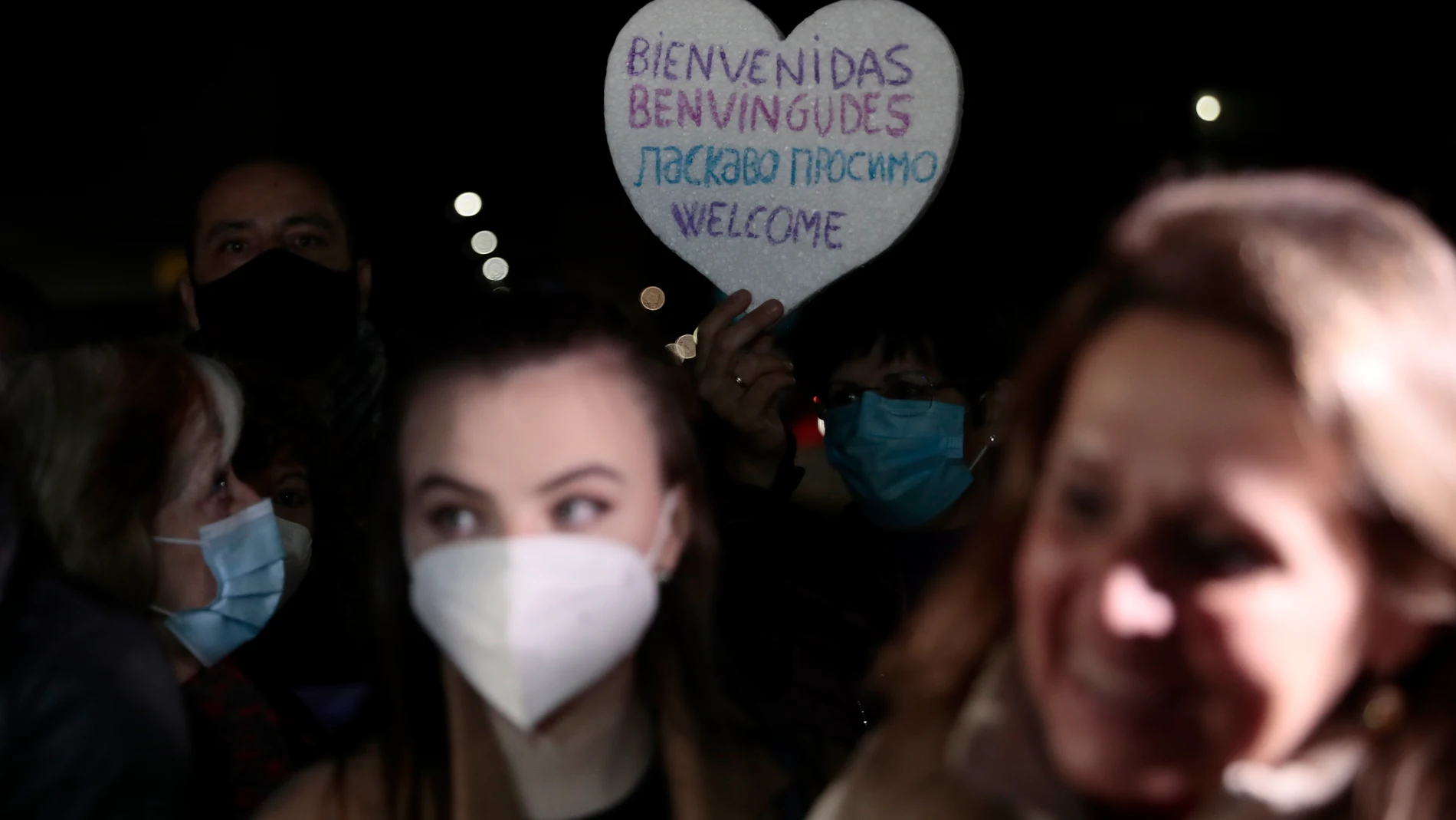 GRAFCVA3492. VALENCIA, 08/03/2022.-. Una 40 familias ucranianas procedentes de la zona de conflicto han llegado a última hora de hoy en autobús al rectorado de la Universitat Politécnica de Valencia desde donde serán acogidas por varias familias valencianas.EFE/ Ana Escobar