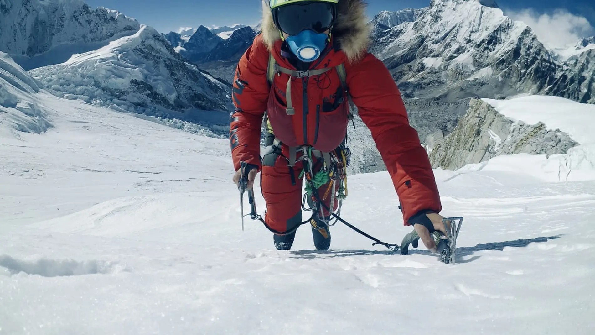 El alpinista alemán Jost Kobusch, en su expedición invernal al Everest por la cara oeste
